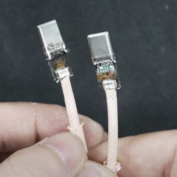 消息称苹果 iPhone 15 标准版机型配备的 USB-C 数据线为 USB 2.0